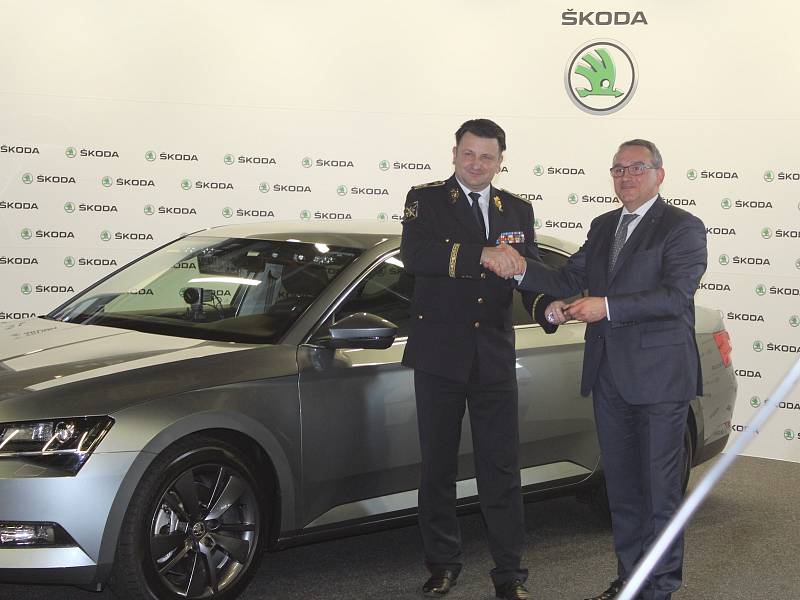 Prvních 19 vozů Škoda Superb Ambition s automatickou převodovkou převzali zástupci Policie České republiky od představitelů automobilky Škoda Auto.