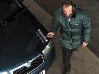 Boleslavští policisté pátrají po neznámé muži, který během letošního ledna tankoval pohonné hmoty do vozidla Škoda Fabia modré pastelové barvy, se kterým následně opakovaně ujížděl bez placení. 