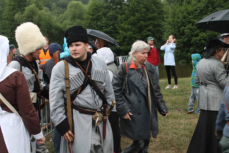 Střelba a výbuchy zněly v sobotu odpoledne 23. června z Krásné louky v Mladé Boleslavi.