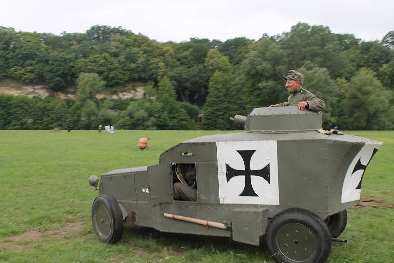 Střelba a výbuchy zněly v sobotu odpoledne 23. června z Krásné louky v Mladé Boleslavi.