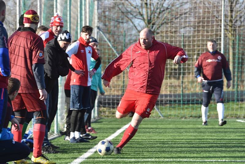 Na malém fotbalovém hřišti na "umělce" v Řepově poslední den v roce proběhlo Silvestrovské fotbalové derby mezi příznivci Slávie a Sparty.