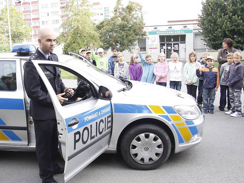 Děti u školy poučoval policista o správném přecházení