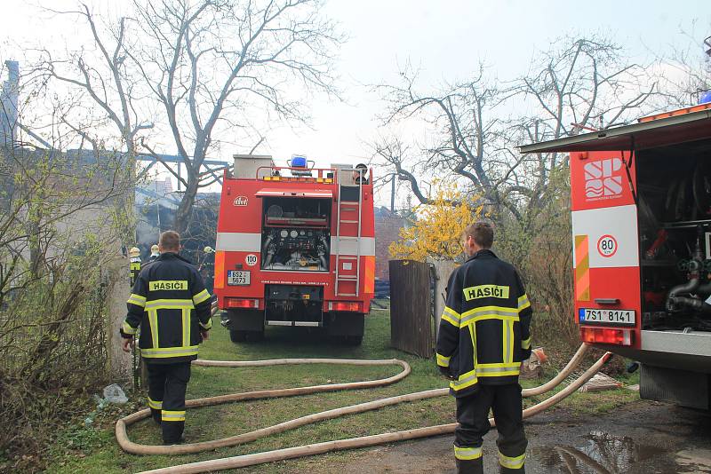 Požár dvojdomku v obci Kruhy u Mnichova Hradiště