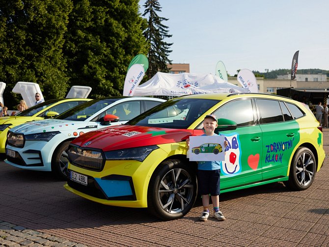 Auto Škoda Enyaq iV pro Zdravotního klauna. Autorem vítězného návrhu je osmiletý František Hanko.