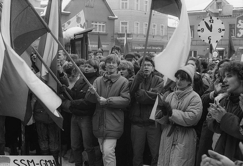 Generální stávka 27. 11. 1989 na Masarykově náměstí v Mnichově Hradišti