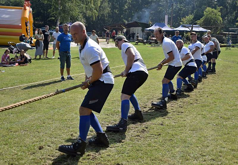 Z amatérského Mistrovství ČR v přetahování lanem 2021 ve Všejanech. .