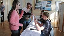 Studentské volby se uskutečnily ve středu i na mladoboleslavském gymnázium Dr. Pekaře.