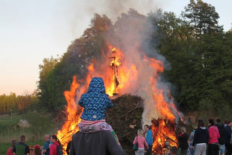 Pálení čarodějnic na Branžeži.