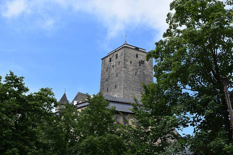 Kejklíři, akrobati, řemeslníci ale i rytíři se sjeli na hrad Kost, aby návštěvníkům předvedli své umění.