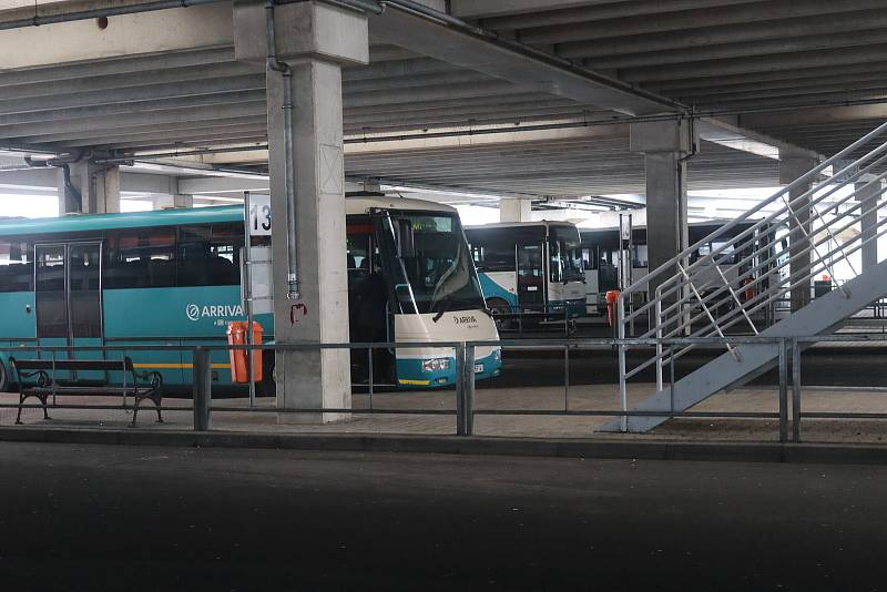 Autobusové nádraží v Mladé Boleslavi 1. března ráno.