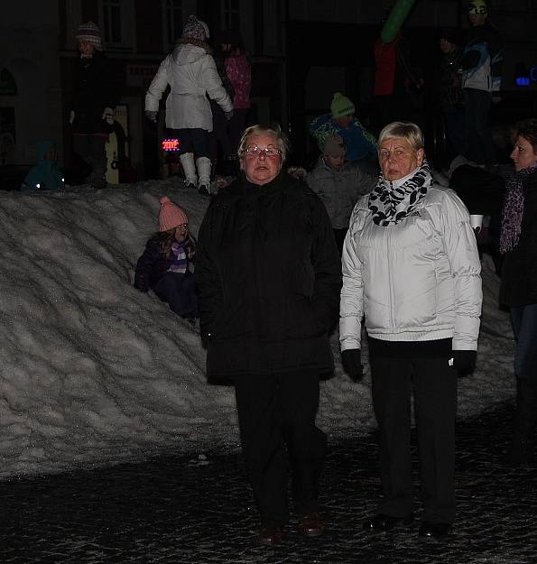 Na Staroměstském náměstí se v první adventní neděli rozzářil vánoční strom