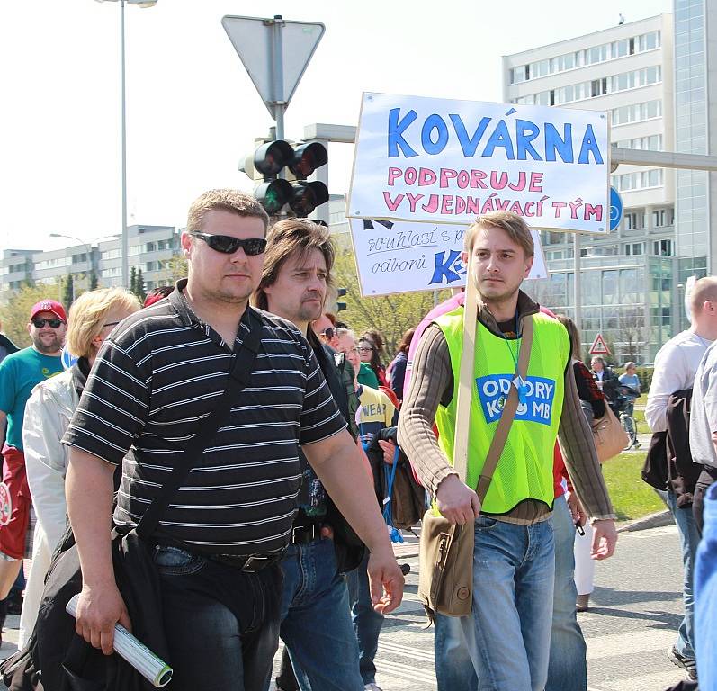 Škodováci protestovali před Pentagonem proti nabídce firmy. Mítinku se zúčastnily tisíce lidí.