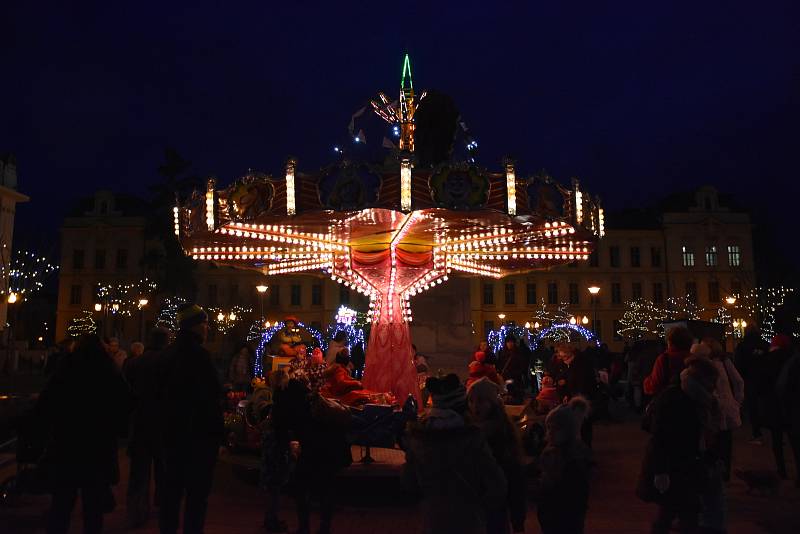 Adventní trhy s historicky největší světelnou výzdobou a ruským kolem začaly v Mladé Boleslavi v pátek odpoledne.