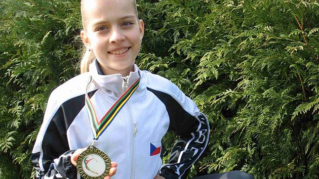 EVA BERANOVÁ ukazuje medaili, kterou si přivezla z Mistrovství světa twirlingu a mažoretek z Itálie.