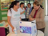 Hygienička nemocnice Ludmila Chalašová ukazuje Iloně Maternové správnou techniku mytí rukou