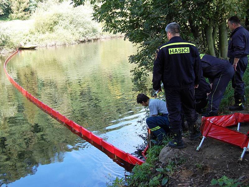 Hasiči museli na Jizeře položit norné stěny, kvůli úniku ropných látek.