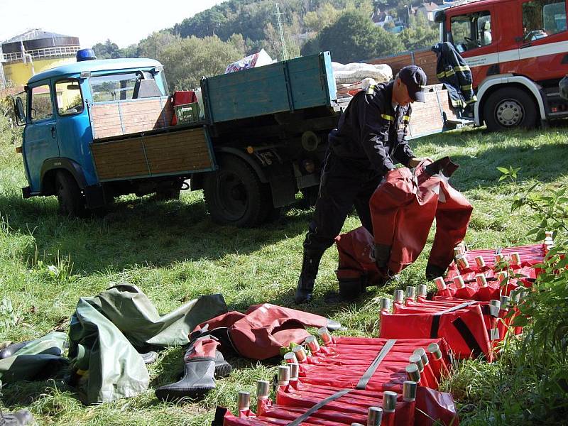 Hasiči museli na Jizeře položit norné stěny, kvůli úniku ropných látek.