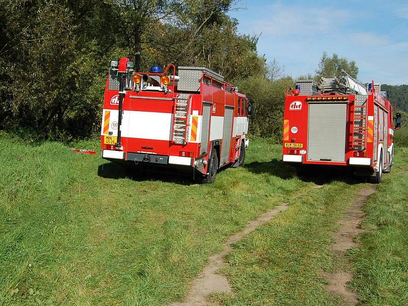 Hasiči museli na Jizeře položit norné stěny, kvůli úniku ropných látek.