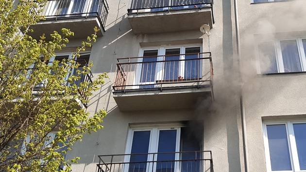 Požár bytu v Čelákovicích 28. dubna 2022.
