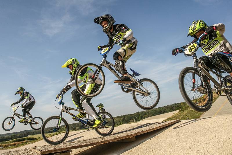 Bikros, tedy závody na kolech BMX je olympijský sport. Byl už na třech olympiádách. Závodí se na trati v osmi lidech, kdo zdolá překážky a dorazí do cíle první, vyhrává.