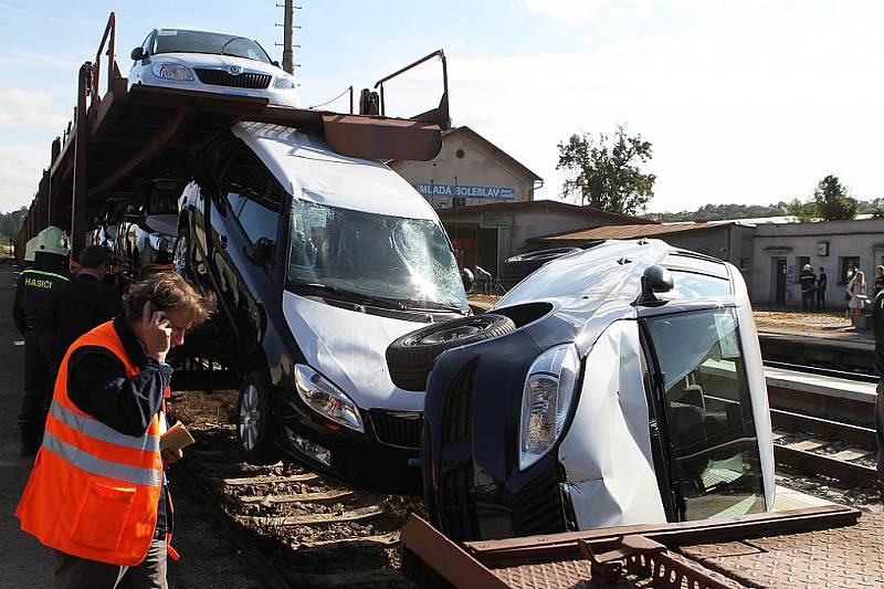 Dvě nové škodovky se zřítily z poškozeného vlaku na hlavním nádraží v Mladé Boleslavi.