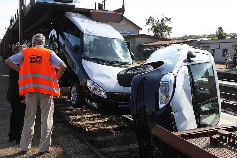 Dvě nové škodovky se zřítily z poškozeného vlaku na hlavním nádraží v Mladé Boleslavi.