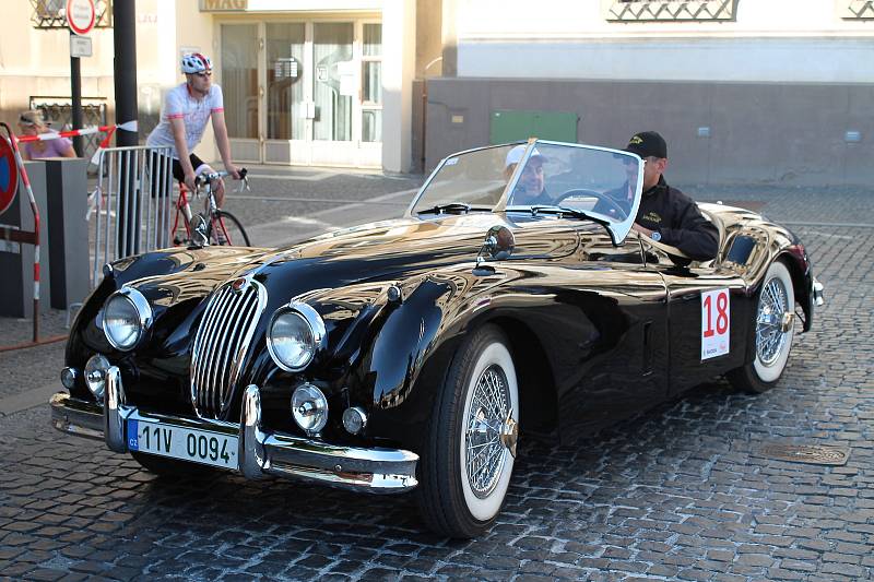 Čtyřiapadesát posádek stanulo ve čtvrtek po 17. hodině na Staroměstském náměstí v Mladé Boleslavi na startovní čáře dalšího ročníku Oldtimer Bohemia Rally.