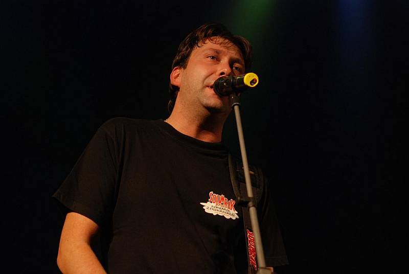 Koncert kapely Luboše Odháněla a kapely Soumrak v Bezně.