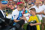 Finále Ondrášovka Cupu pro devítileté v Příbrami ovládla Mladá Boleslav (v modrém). Ceny předával i slavný Jan Matoušek