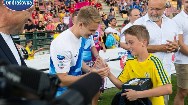 Finále Ondrášovka Cupu pro devítileté v Příbrami ovládla Mladá Boleslav (v modrém). Ceny předával i slavný Jan Matoušek