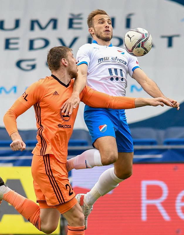 Fotbalisté Baníku Ostrava (v modro-bílém) v duelu 28. kola FORTUNA:LIGY s Mladou Boleslaví (2:1). U míče Nemanja Kuzmanović.