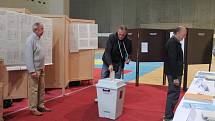 Lidé, kteří volili v mladoboleslavské sportovní hale