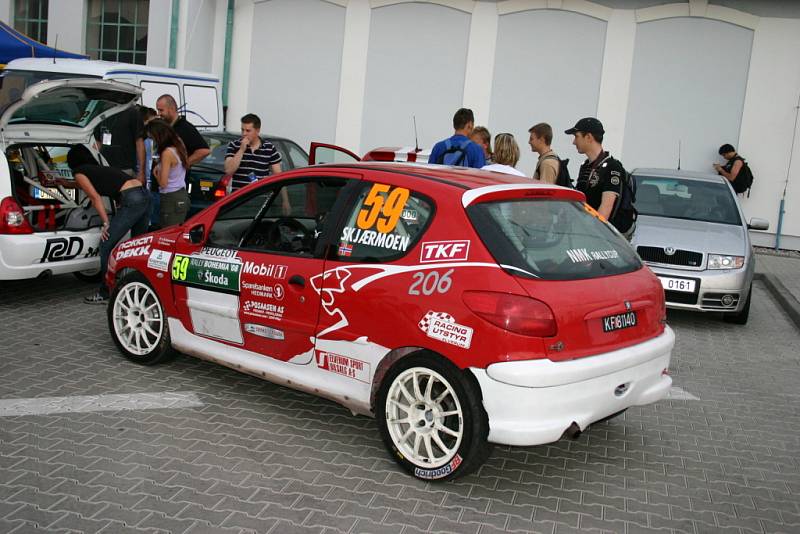 Slavnostní show a technická přejímka před zahájením Rally Bohemia