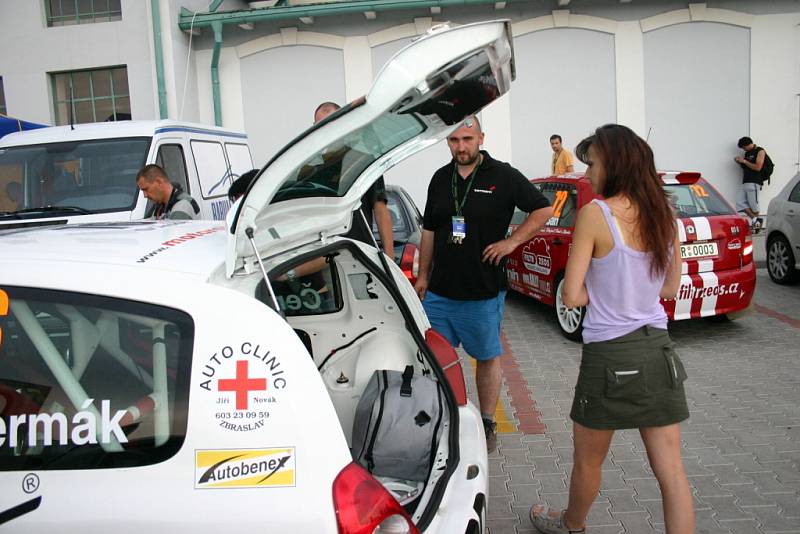 Slavnostní show a technická přejímka před zahájením Rally Bohemia