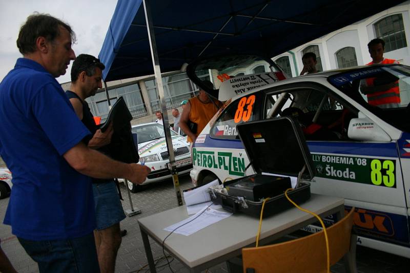 Slavnostní show a technická přejímka před zahájením Rally Bohemia