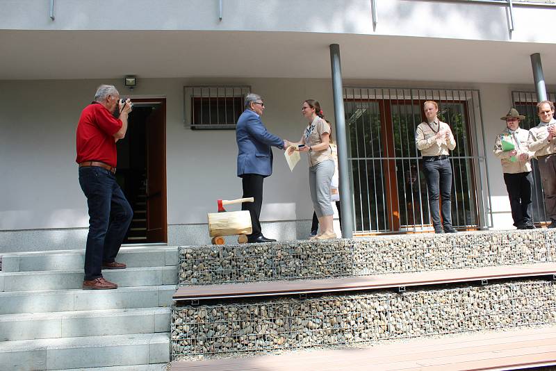 V Benátkách nad Jizerou slavnostně otevřeli Centrum ekologické výchovy, které bude sloužit především jako klubovna pro místní skauty. Stavba byla zahájena v září loňského roku a město vyšla na necelých devět milionů korun.