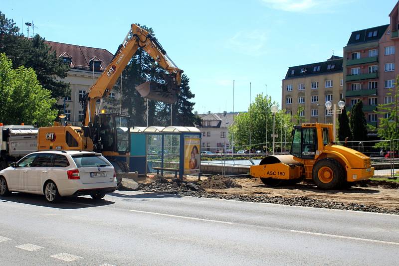 Další část páteřní cyklostezky, která protíná město ve směru od nákupního centra Olympia až na Českobratrské náměstí, vyrůstá na náměstí Republiky.