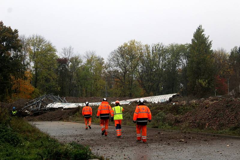 Symbol Mnichova Hradiště i firmy Liaz v sobotu devět minut po desáté hodině přestal existovat. Osmdesátimetrový komín, který stál na místě dvaapadesát let, se po odpalu střelmistra naklonil a během několika vteřin se poroučel k zemi