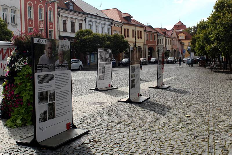 Výstava přináší dvanáct příběhů z dob války, okupace a totality. Všechny vyprávěné příběhy se odehrály v kulisách významných míst kraje a všechny mají paralelu v tom, co se dnes děje na Ukrajině.