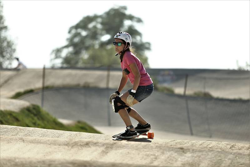 Ze závodu longboardů Red Bull Feel the Wheel 2020 na bikrosové trati v Benátkách nad Jizerou.