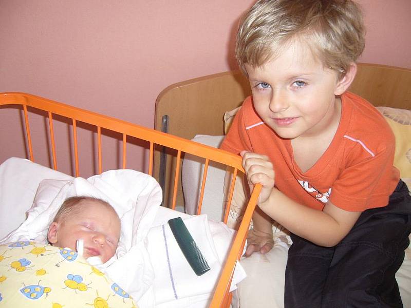 Anička Chloupková se narodila 1. dubna s váhou 2,4 kg a délkou 50 cm. Společně s rodiči a bráškou bydlí v Kněžmostě.