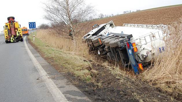 Nehoda kamionu u Dolního Bousova.
