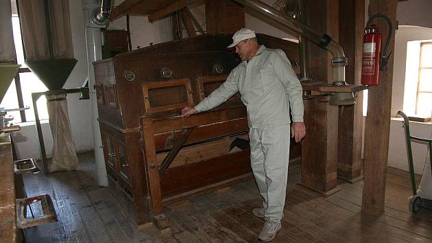 Mlynář Josef Valenta u jednoho z nejstarších strojů v mlýnici.
