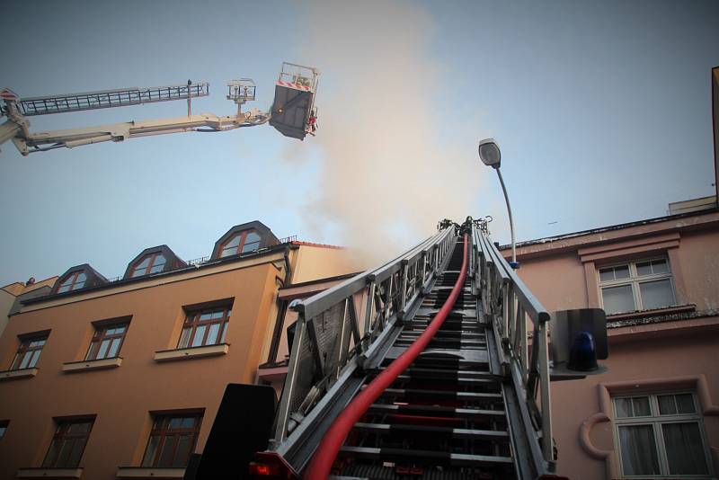 Hasiči zasahovali u požáru výškové budovy v Mladé Boleslavi.