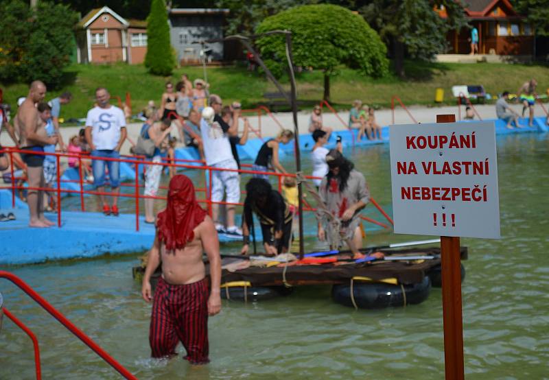 Druhý ročník Bělské regaty, tedy závodu netradičních plavidel, se konal v sobotu na koupališti v Bělé pod Bezdězem.