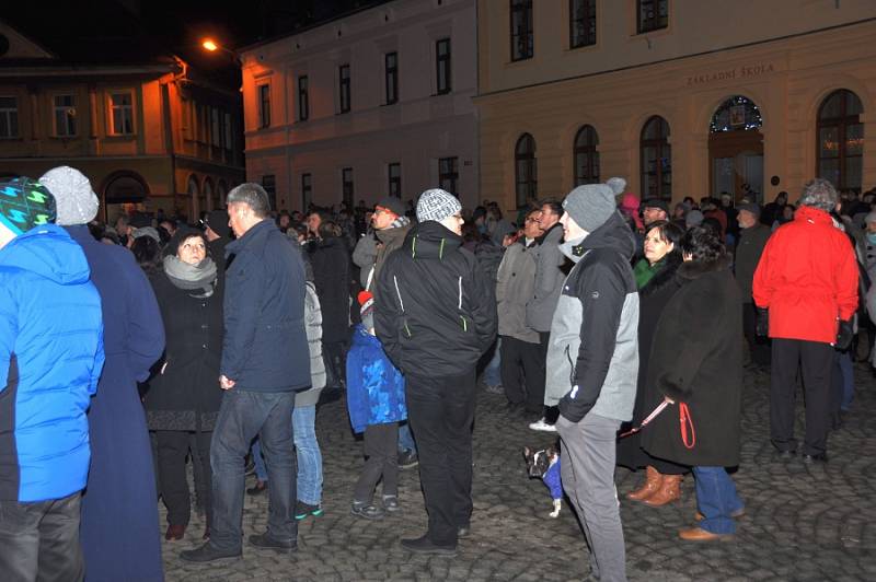 Štědrovečerní zpívání na Masarykově náměstí v Mnichově Hradišti.