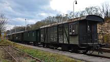 Už 150 let jezdí vlaky na železniční trati Bakov nad Jizerou – Česká Lípa. A právě u této příležitosti poslaly České dráhy na tuto trať i historickou parní lokomotivu s dobovými vagony. Svézt se mohl každý, nastoupit do vlaku bylo možné hned na několika z