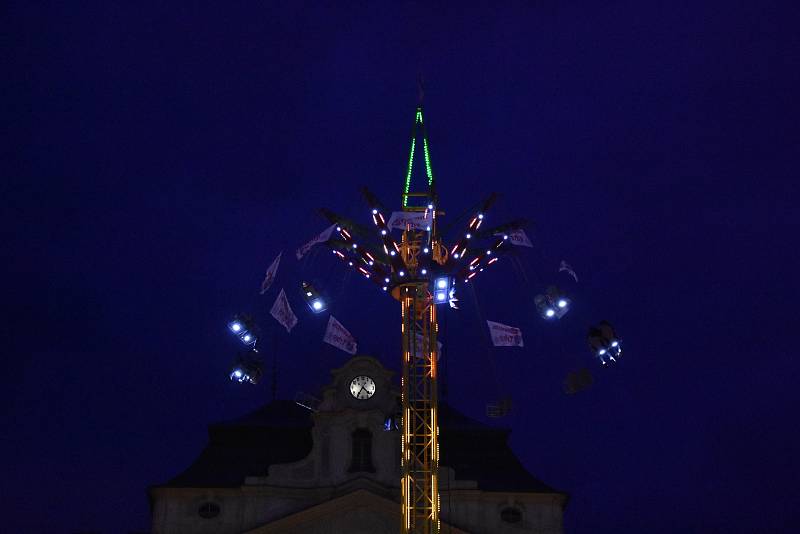 Adventní trhy s historicky největší světelnou výzdobou a ruským kolem začaly v Mladé Boleslavi v pátek odpoledne.