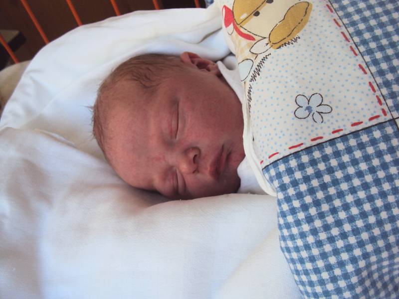 MATYÁŠ Paulus se narodil 4. června mamince Janě a tatínkovi Petrovi. Vážil 3,8 kg a měřil 51 cm. 