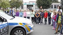 Děti u školy poučoval policista o správném přecházení